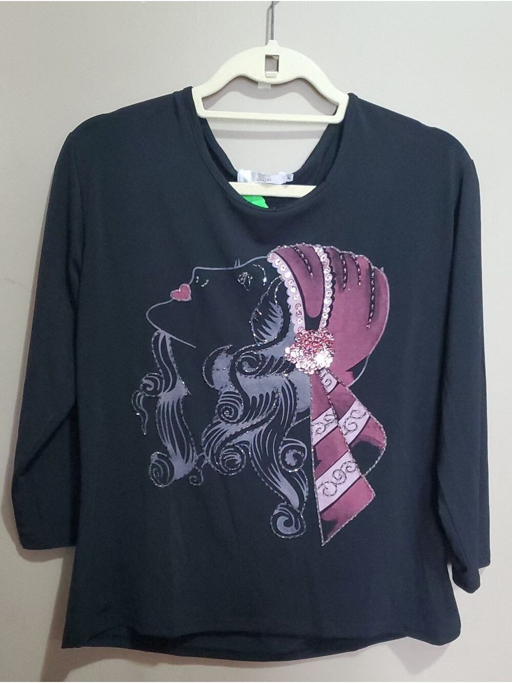 Red Coral Black Women’s Graphic Long-Sleeve Top with Pink Accent Size Medium